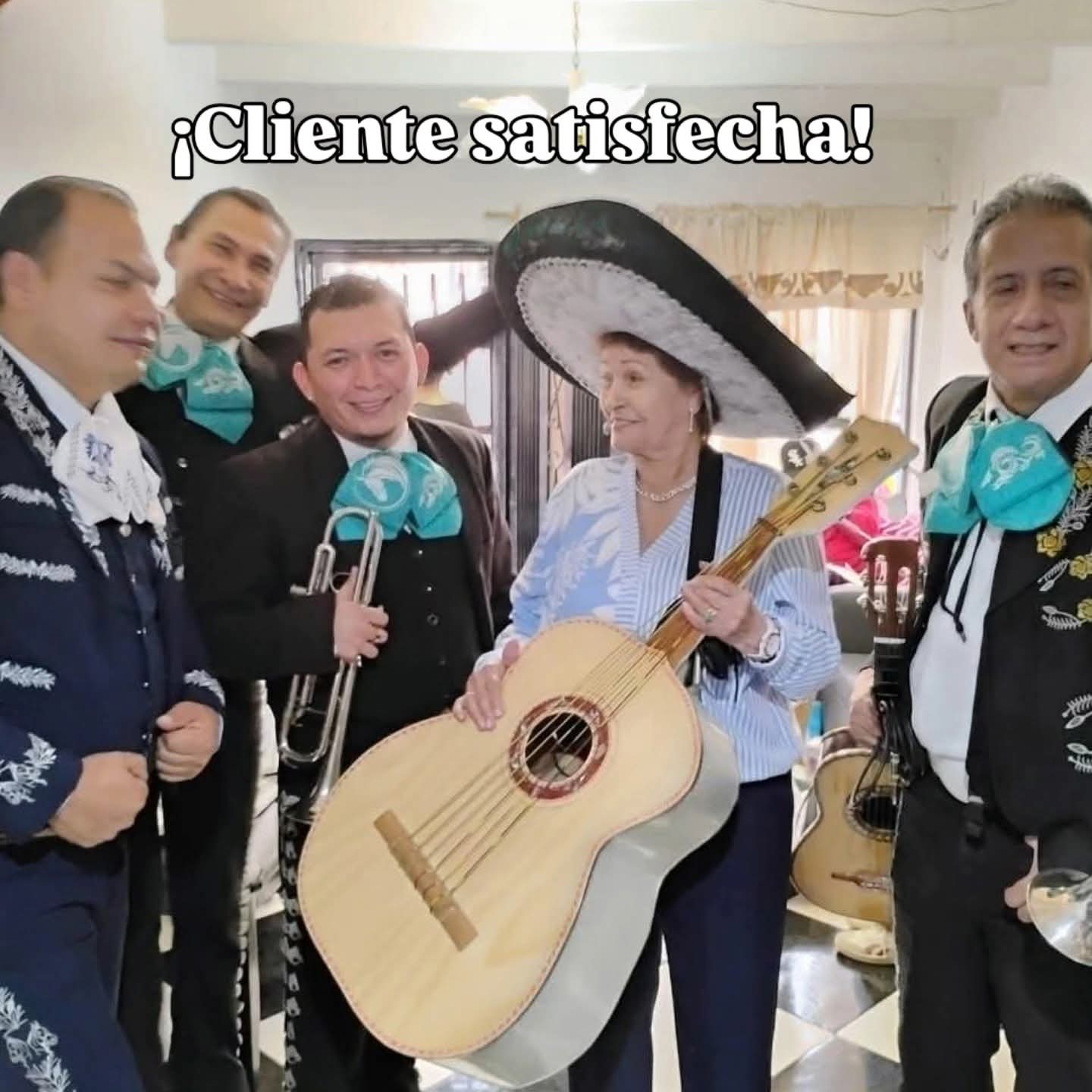 Cliente feliz con mariachi