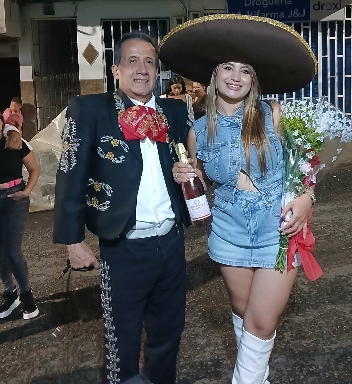 Cliente celebrando con serenata