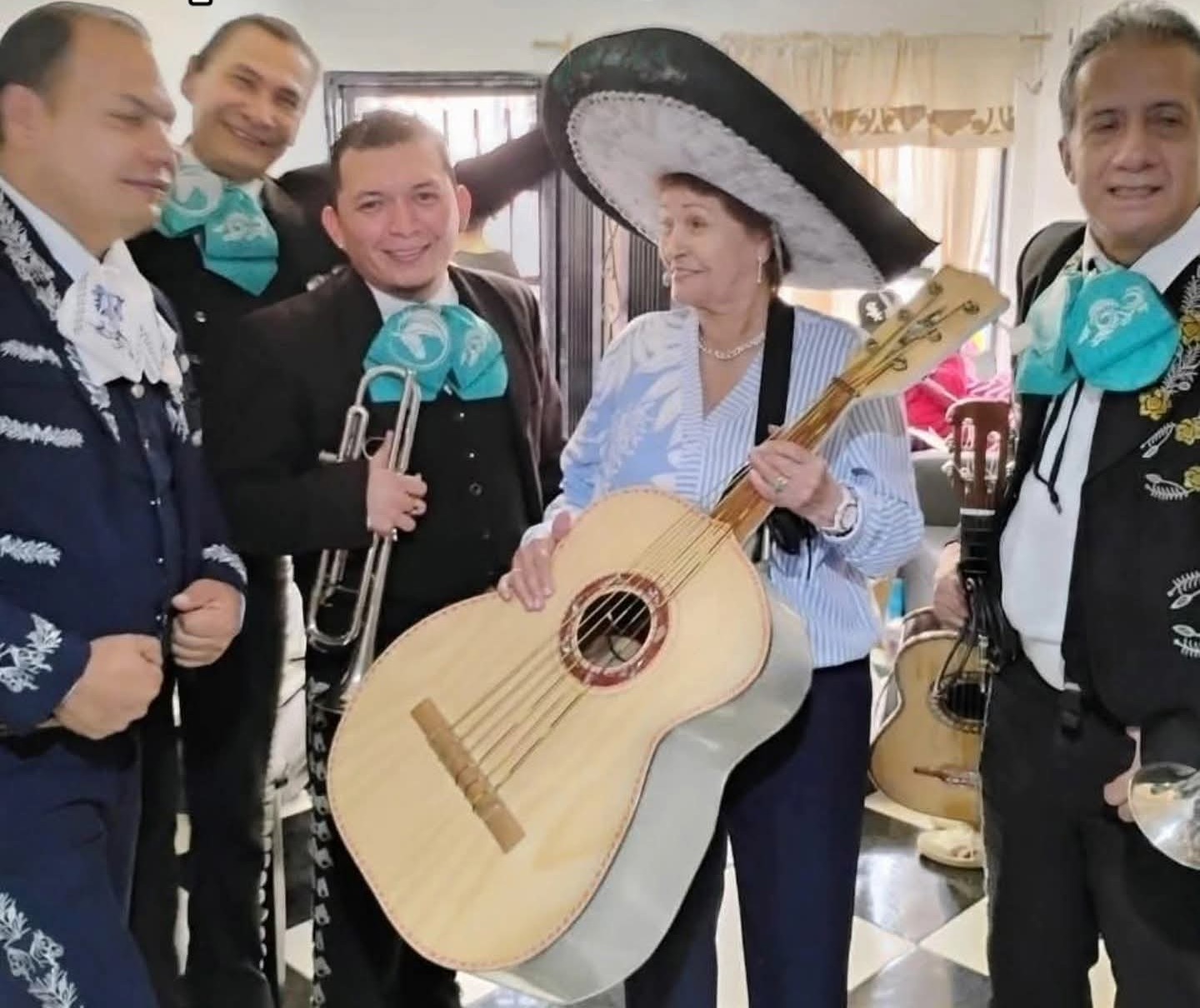 Cliente disfrutando del mariachi en casa